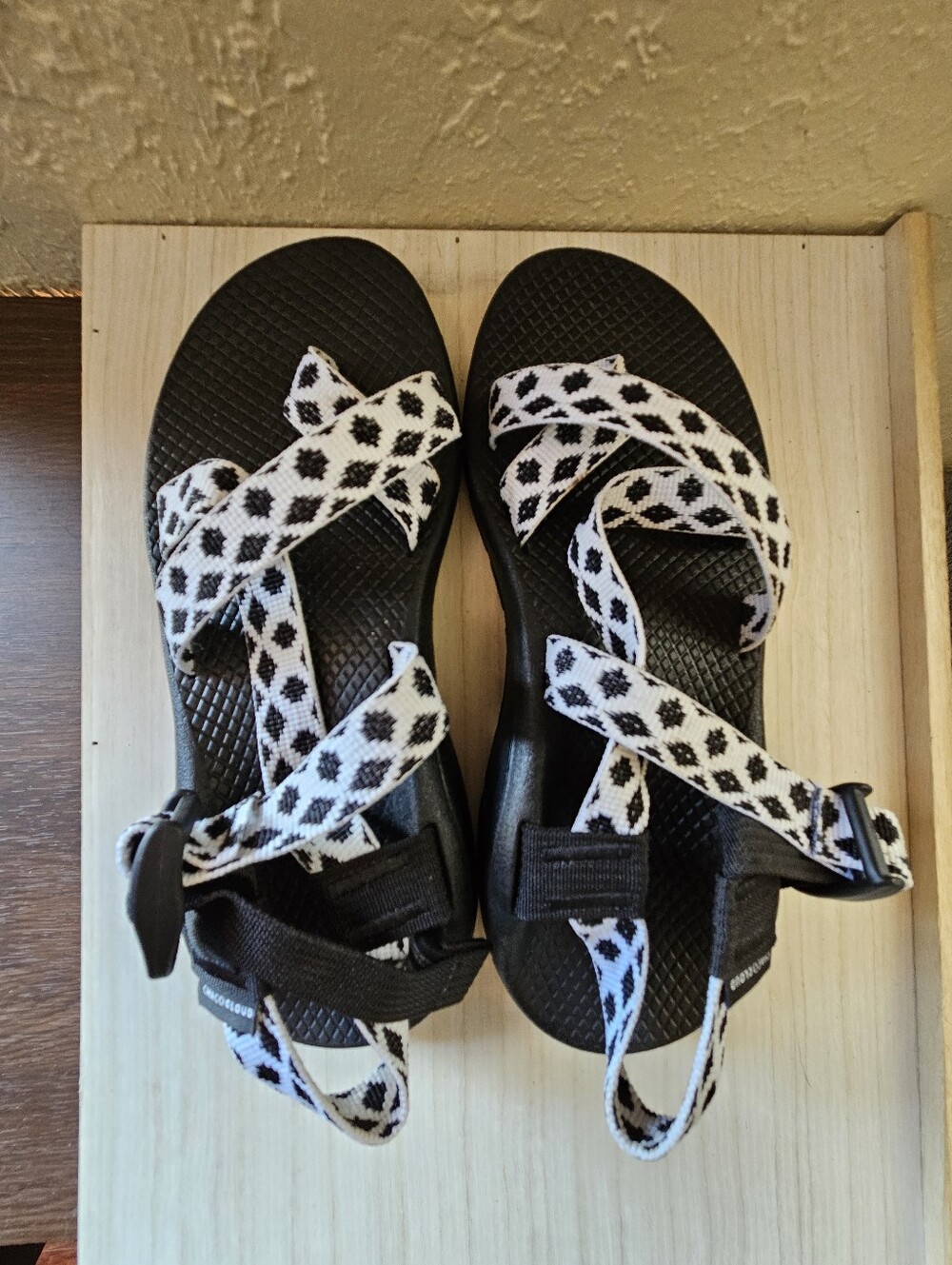 Chaco Z/Cloud 2 Sandals Black/White Diamond Pattern Straps  Size 7  LIKE NEW